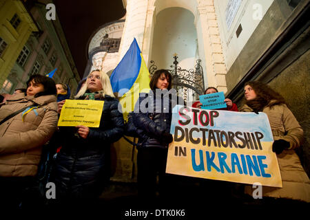 Praga, Repubblica Ceca. Il 19 febbraio 2014. Ucraini residenti nella Repubblica ceca la luce delle candele come essi pagare rispetti alle vittime della violenza in Ucraina a Praga il San Kliment Chiesa, mercoledì , Febbraio 19, 2014. (CTK foto/Vit Simanek/Alamy Live News) Foto Stock