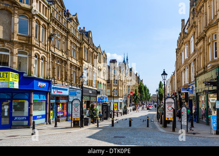 Negozi di Cornmarket nel centro della città, Halifax, West Yorkshire, Inghilterra, Regno Unito Foto Stock