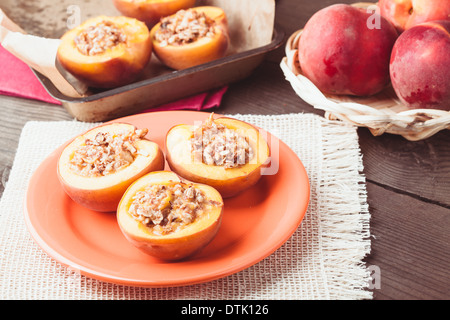 Ripiene al forno le pesche noci e scricchiola Foto Stock