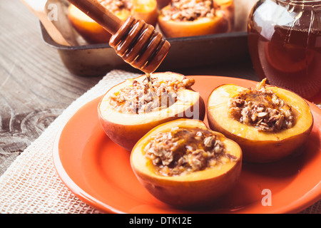 Ripiene al forno le pesche noci e scricchiola Foto Stock