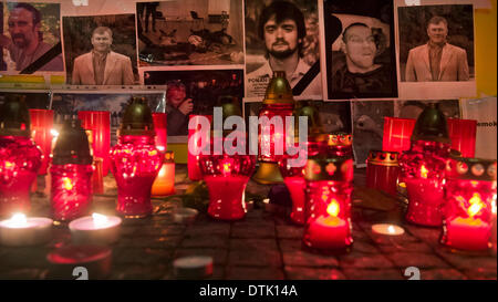 Praga, Repubblica Ceca. Il 19 febbraio 2014. Ucraini residenti nella Repubblica ceca la luce delle candele come essi pagare rispetti alle vittime della violenza in Ucraina a Praga il San Kliment Chiesa, mercoledì , Febbraio 19, 2014. (CTK foto/Vit Simanek/Alamy Live News) Foto Stock