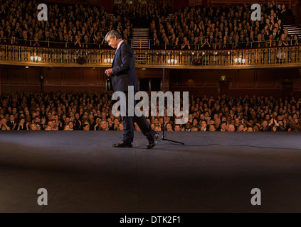 Attore a piedi dello stadio in teatro Foto Stock