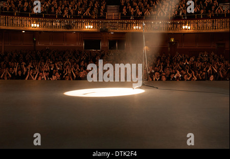 Spotlight brilla sul palcoscenico del Teatro Foto Stock