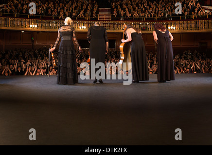 Il quartetto si inchinano sul palcoscenico del Teatro Foto Stock