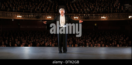 Il conduttore esegue sul palcoscenico del Teatro Foto Stock