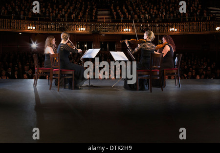 Il quartetto di eseguire sul palcoscenico del Teatro Foto Stock