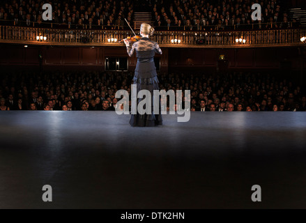 Il violinista esibirsi sul palcoscenico del Teatro Foto Stock