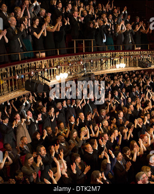 Il pubblico applaude in teatro Foto Stock