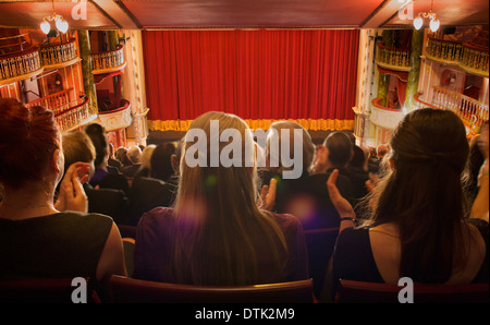 Applausi del pubblico in teatro Foto Stock