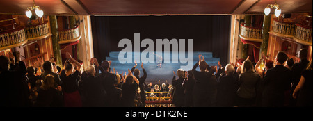 Il pubblico applaude in teatro Foto Stock