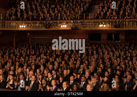 Il pubblico applaude in teatro Foto Stock