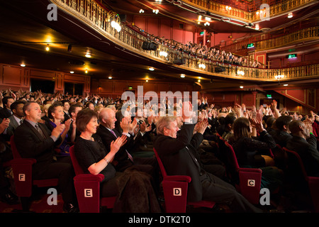 Il pubblico applaude in teatro Foto Stock