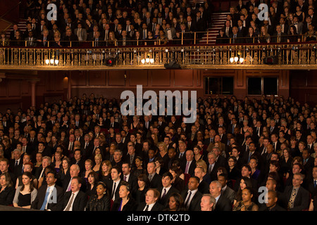 Il pubblico guarda la performance in teatro Foto Stock