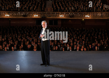 Conduttore in posa sul palcoscenico del Teatro Foto Stock