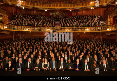 Il pubblico guarda la performance in teatro Foto Stock