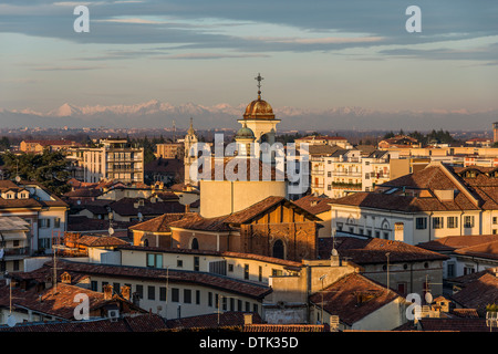 Veduta della chiesa di San Dionisio dal Bramante's Tower, Vigevano, Lombardia, Italia Foto Stock