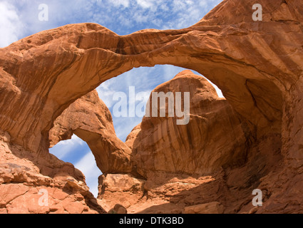 Il doppio arco naturale di roccia situato nel Parco Nazionale di Arches, STATI UNITI D'AMERICA Foto Stock