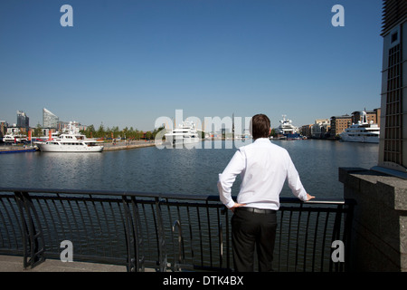 Una vista generale dei super yacht ormeggiati a Canary Wharf London 24 luglio 2012. Foto Stock