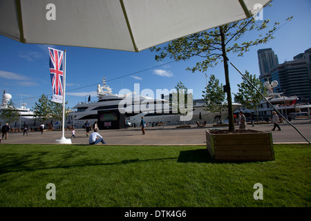 Una vista generale dei super yacht ormeggiati a Canary Wharf London 03 agosto 2012. Foto Stock