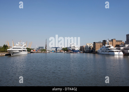Una vista generale dei super yacht ormeggiati a Canary Wharf London 24 luglio 2012. Foto Stock