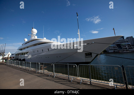 Una vista generale dei super yacht ormeggiati a Canary Wharf London 03 agosto 2012. Foto Stock