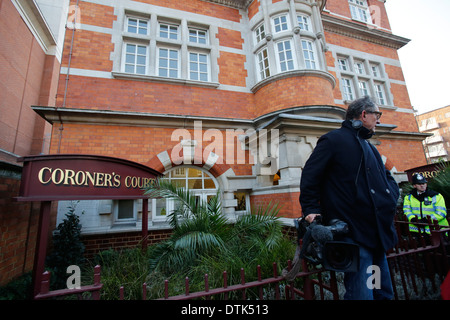 La polizia guardia fuori il Westminster Coroner's Court Foto Stock