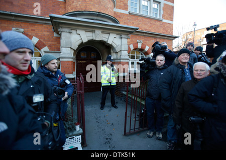 La polizia guardia fuori il Westminster Coroner's Court Foto Stock