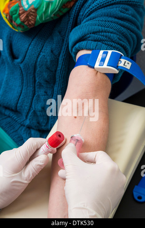 I medici in ufficio. Assistente con un paziente femmina. Test del sangue. Foto Stock