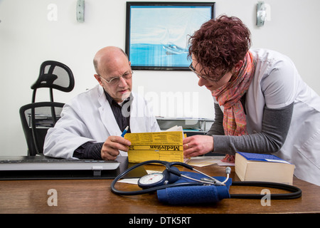 I medici in ufficio. Medico conferisce con un assistente. Foto Stock