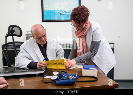 I medici in ufficio. Medico conferisce con un assistente. Foto Stock
