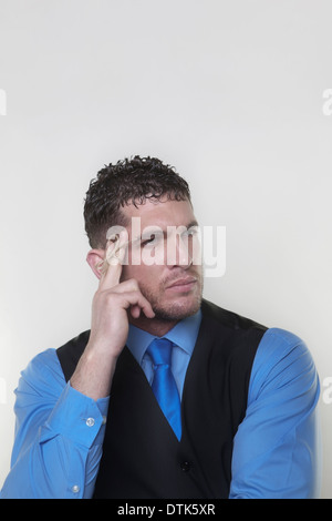 Bel uomo d affari con un pezzo di spago legato intorno al suo dito in modo hes non andare a dimenticare qualcosa Foto Stock