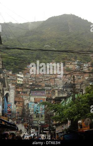 RIO DE JANEIRO, Brasile - 19 Febbraio 2014: il movimento dei residenti di Rocinha baraccopoli a ovest della città di UPP ufficiali rendono round di routine i vicoli della baraccopoli, Rocinha è il più grande favela in America latina si trova a sud della città di Rio de Janeiro, pochi giorni dopo il più grave la pistola battaglia tra i trafficanti e gli ufficiali di polizia dalla comunità di pace nel settembre 2012, (foto di Fabio Teixeira/Pacific Stampa) Foto Stock