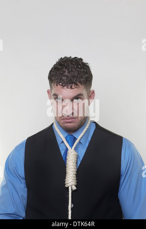 Uomo bello con hangman cappio intorno al suo collo Foto Stock
