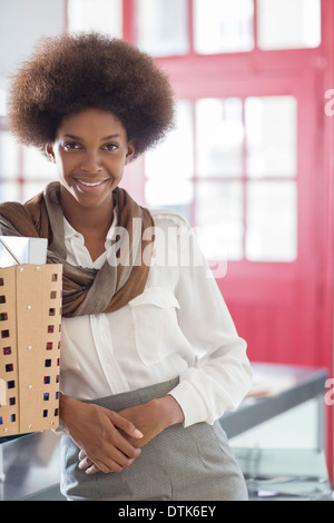 Imprenditrice sorridente Foto Stock