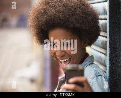 Donna prendendo autoritratto con un telefono cellulare all'aperto Foto Stock