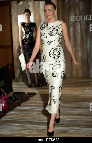 Londra Inghilterra, 17 Feb 2014: Il mondo primo certificato 100% organic Haute Couture Eco-designer di moda da Zuhal Kuvan-Mills (Ambasciata verde) vetrine al LFW 14 al Kingsway Hotel in Londra. Foto di vedere Li Foto Capitale, Alamy LiveNews Foto Stock