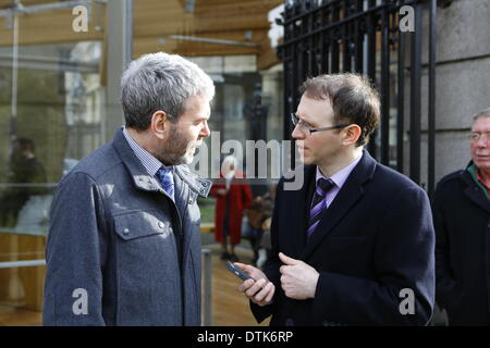 Dublino, Irlanda. Il 19 febbraio 2014. Garda whistleblower John Wilson dà un'intervista. Una protesta a Dublino ha chiesto le dimissioni del ministro della Giustizia Alan frantumare e Commissario Martin Callinan dopo la presunta bullismo del Garda (polizia irlandese) whistle blowers Maurice McCabe e John Wilson e altri presunta corruzione nell'Gardai. Credito: Michael Debets/Alamy Live News Foto Stock