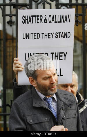 Dublino, Irlanda. Il 19 febbraio 2014. Garda whistleblower John Wilson è raffigurato alla protesta con un segno in background che legge 'Shatter & Callinan regno essi stand - Regno cadono'. Alan frantumare è il ministro irlandese per la giustizia. Martin Callinan è il Lago di Garda il Commissario. Una protesta a Dublino ha chiesto le dimissioni del ministro della Giustizia Alan frantumare e Commissario Martin Callinan dopo la presunta bullismo del Garda (polizia irlandese) whistle blowers Maurice McCabe e John Wilson e altri presunta corruzione nell'Gardai. Credito: Michael Debets/Alamy Live News Foto Stock