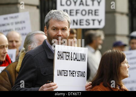 Dublino, Irlanda. Il 19 febbraio 2014. Garda whistleblower John Wilson tiene un cartello che recita "hatter & Callinan regno che stare". Alan frantumare è il ministro irlandese per la giustizia. Martin Callinan è il Lago di Garda il Commissario. Una protesta a Dublino ha chiesto le dimissioni del ministro della Giustizia Alan frantumare e Commissario Martin Callinan dopo la presunta bullismo del Garda (polizia irlandese) whistle blowers Maurice McCabe e John Wilson e altri presunta corruzione nell'Gardai. Credito: Michael Debets/Alamy Live News Foto Stock