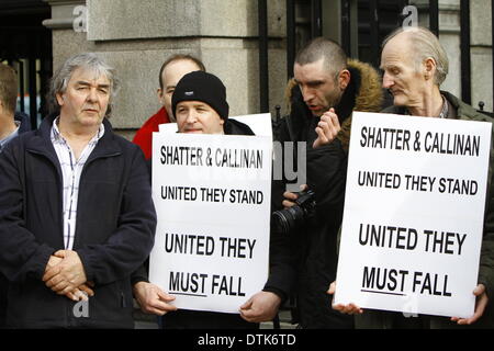 Dublino, Irlanda. Il 19 febbraio 2014. Manifestanti stare fuori Dail Eireann a sostegno del Garda informatori, tenendo i segni che leggere "hatter & Callinan regno essi stand - Regno devono cadere". Alan frantumare è il ministro irlandese per la giustizia. Martin Callinan è il Lago di Garda il Commissario. Una protesta a Dublino ha chiesto le dimissioni del ministro della Giustizia Alan frantumare e Commissario Martin Callinan dopo la presunta bullismo del Garda (polizia irlandese) whistle blowers Maurice McCabe e John Wilson e altri presunta corruzione nell'Gardai. Credito: Michael Debets/Alamy Live News Foto Stock