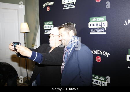 Dublino, Irlanda. Il 19 febbraio 2014. Membro del cast Richard Dreyfuss (sinistra) e Direttore Jason Priestley (a destra) pone per una stampante SELPHY presso la foto chiamata per 'Cas & Dylan". Director Jason Priestley, Produttore Mark Montefiore e membro del cast Richard Dreyfuss ha frequentato la foto chiamata per 'Cas & Dylan". Il film è stato proiettato come parte del 2014 Jameson Dublin International Film Festival. Credito: Michael Debets/Alamy Live News Foto Stock