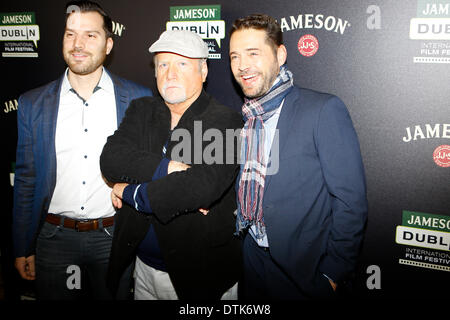 Dublino, Irlanda. Il 19 febbraio 2014. Produttore Mark Montefiore, membro del cast Richard Dreyfuss e Direttore Jason Priestley posa per le telecamere da destra a sinistra in la foto chiamata per 'Cas & Dylan". Director Jason Priestley, Produttore Mark Montefiore e membro del cast Richard Dreyfuss ha frequentato la foto chiamata per 'Cas & Dylan". Il film è stato proiettato come parte del 2014 Jameson Dublin International Film Festival. Credito: Michael Debets/Alamy Live News Foto Stock