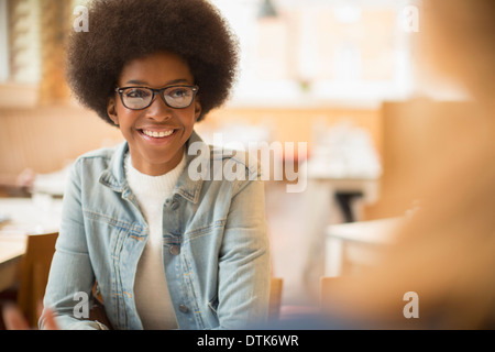 Donna sorridente al cafe Foto Stock