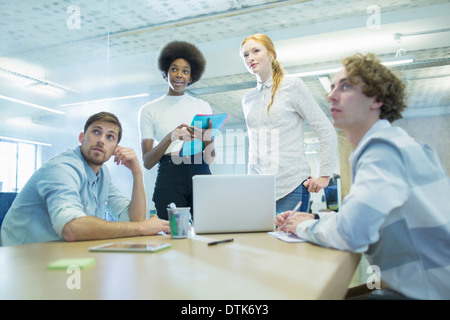 La gente di affari riuniti nella sala conferenze Foto Stock