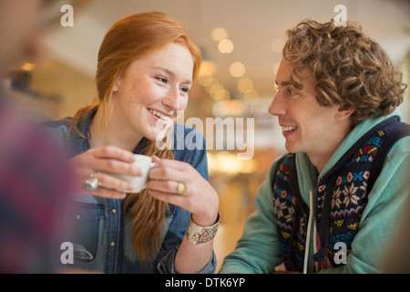 Paio di bere il caffè nella caffetteria Foto Stock