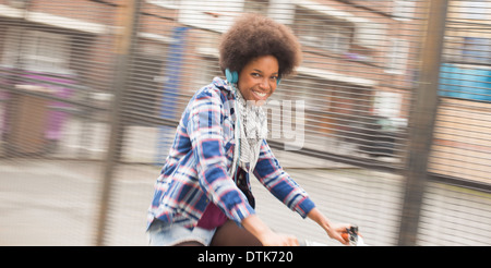 Equitazione donna bicicletta su una strada di città Foto Stock