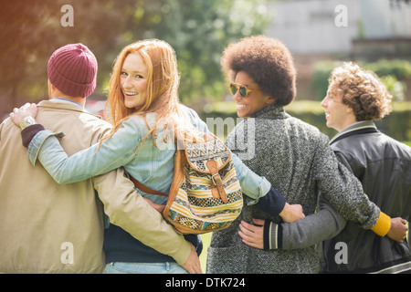 Amici camminando insieme all'aperto Foto Stock