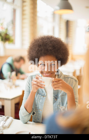 Le donne di bere il caffè nella caffetteria Foto Stock