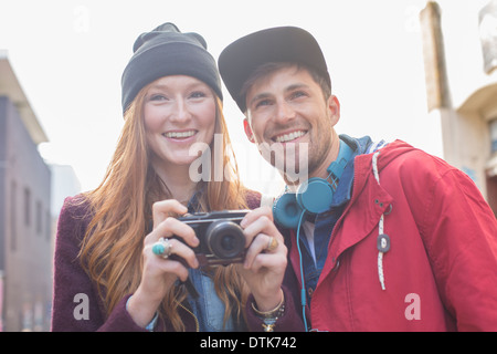 Paio di scattare fotografie con la fotocamera in città Foto Stock