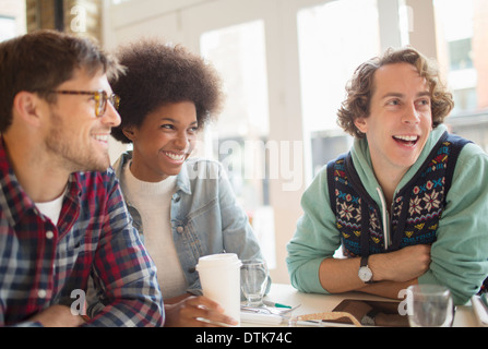 Gli amici sorseggiando caffè nella caffetteria Foto Stock